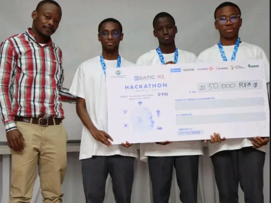 L’équipe RND WEBLAB reçoit le chèque du troisième prix du Hackathon de rentrée de l’ESATIC